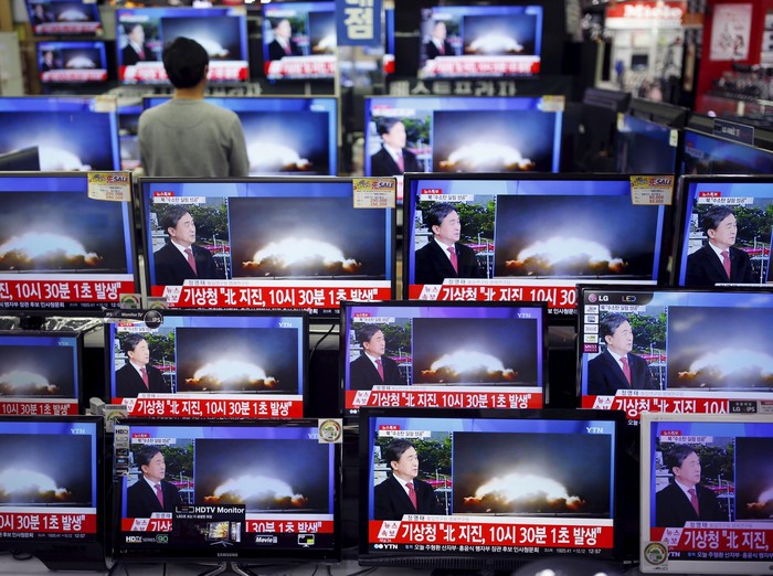 Warga menyaksikan uji coba Ledakan nuklir Korea Utara dari sebuah televisi di stasiun kereta Seoul, Korea Selatan, Rabu (6/1). Uji coba bom hidrogen Korea Utara ini menyebabkan gempa berkekuatan 5,1 skala richter dan menghebohkan negara tetangga seperti Korea Selatan dan China. REUTERS/Issei Kato