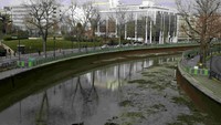 Gabungan Foto yang menunjukan kanal Saint-Martin sebelum dimulainya pengeringan dan sesudah dilakukannya pengeringan. Charles Platiau/Reuters/detikFoto.
