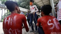 Massa juga meminta Presiden Jokowi segera mencopot HM Prasetyo dari jabatannya sebagai Jaksa Agung.