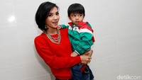 Sementara Abimanyu tampil kece dengan jaket merah, putih hijau, jeans dan sneakers hijau. Pool/Gus Mun/detikFoto.