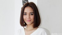 Tidak dengan dandanan yang berlebihan, perempuan yang akrab disapa Uty itu terlihat manis. Pool/Ismail/detikFoto.