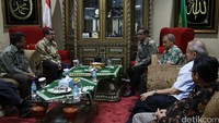Ketua Dewan Syuro PKS Salim Segaf, Presiden PKS Sohibul Iman berbincang dengan Ketum Muhammadiyah Haedar Nashir dan Busyro Muqoddas di Kantor PP Muhammadiyah, Jakarta, Rabu (6/1/2015).