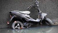 Tak hanya rongsokan sepeda dan sejumlah ikan, di kanal tersebut juga ditemukan rongsokan sepeda motor berlumur lumpur. Charles Platiau/Reuters/detikFoto.