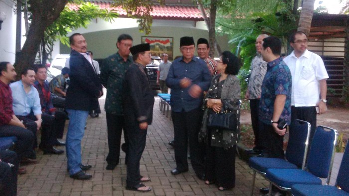 Mendagri dan Mantan Ketua MPR Melayat Ibunda Seskab Pramono Anung
