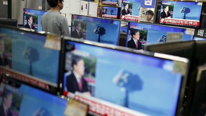 Warga menyaksikan uji coba Ledakan nuklir Korea Utara dari sebuah televisi di stasiun kereta Seoul, Korea Selatan, Rabu (6/1). Uji coba bom hidrogen Korea Utara ini menyebabkan gempa berkekuatan 5,1 skala richter dan menghebohkan negara tetangga seperti Korea Selatan dan China. REUTERS/Issei Kato
