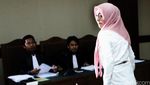 Berjilbab Pink, Angie Bersaksi untuk Nazaruddin