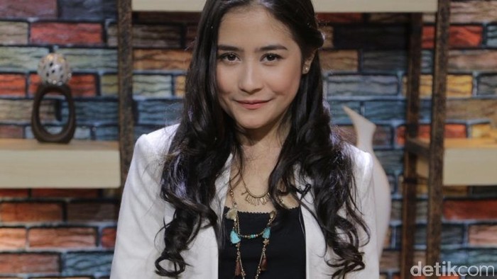 Selektif, Prilly Latunconsina Tegaskan Tak Pernah Pacari Aliando