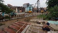 Turap dipasang di pinggir sungai yang sebelumnya dipenuhi bangunan liar.