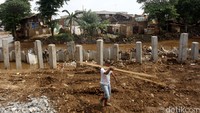 Selain pemasangan turap, lebar sungai yang mengecil akibat bangunan liar juga dinormalkan.