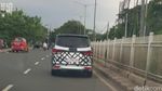 MPV China Berkeliaran di Pluit