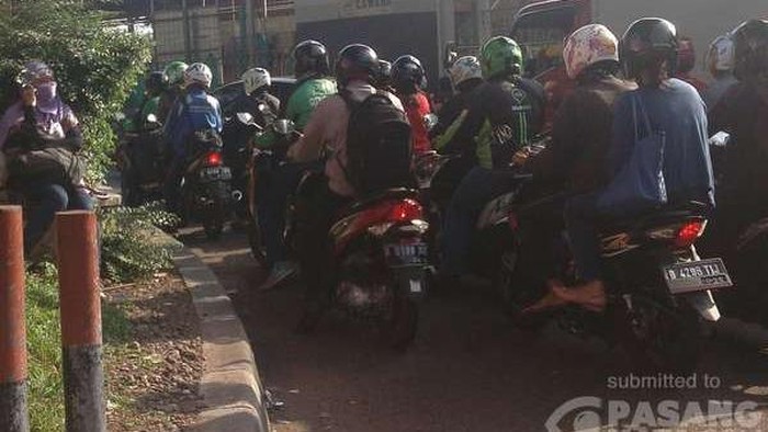 Motor Terbakar di Dekat Terowongan Stasiun Cawang