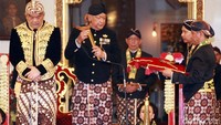 Sesepuh keluarga besar Pakualaman menyematkan keris Kanjeng Kyai Bontit kepada Kanjeng Gusti Pangeran Arya Adipati (KGPAA) Paku Alam X sebagai tanda penobatan pimpinan/adipati Kadipaten Pakualaman.
