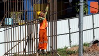 Seorang pekerja membuat rangka tiang Light Rail Transit (LRT).