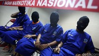 Para tersangka dikenakan pasal 114 ayat 2, pasal 112 ayat 2 junto pasal 132 ayat 1 UU Narkotika 35 Tahun 2009. Ancaman hukuman maksimal berupa hukuman mati.