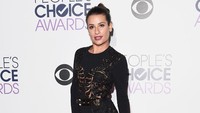 Lea Michele kenakan dress mini lengan panjang hitam dari Elie Saab serta perhiasan dari Anita Ko dan Ileana Makri. Jason Merritt/Getty Images/detikFoto.
