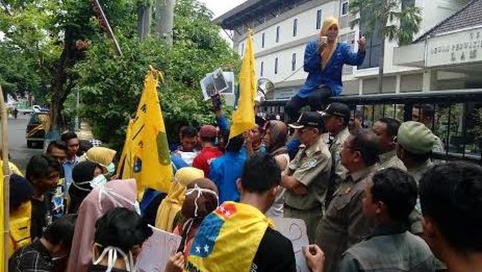 Geram Mobil Dinas Berganti Plat, Mahasiswa Turun ke Jalan