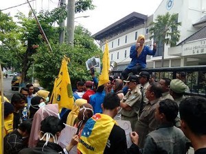 Geram Mobil Dinas Berganti Plat, Mahasiswa Turun ke Jalan