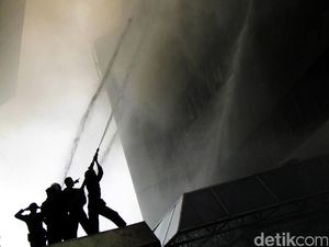 SDN di Srengseng Jaksel Kebakaran: Pelajar Dievakuasi, Api Berangsur Mati