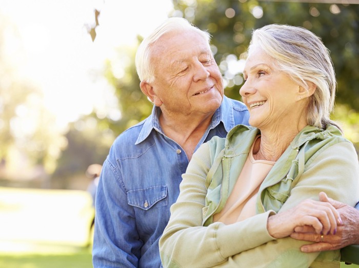 Pasangan tua Outdoor Portrait Of Loving Senior Couple