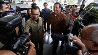 Menteri Koordinator bidang Politik Hukum dan Keamanan Luhut Binsar Panjaitan mendatangi gedung KPK, Jakarta (7/1/2016).
