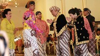 Raja Kraton Ngayogyakarto Hadiningrat Sri Sultan Hamengku Buwono X beserta GKR Hemas memberikan ucapan selamat kepada KGPAA Paku Alam X.