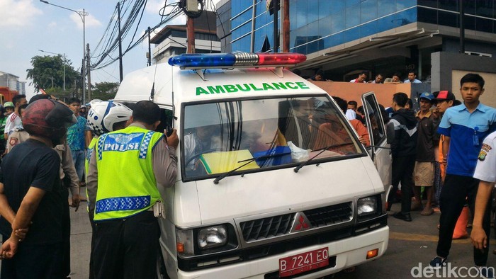 Pemotor Tewas Senggol Pembatas Busway di Buncit