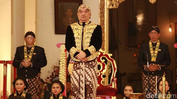 Kanjeng Bandoro Pangeran Haryo (KBPH) Prabu Suryodilogo hari ini dilantik menjadi Kanjeng Gusti Pangeran Arya Adipati (KGPAA) Paku Alam X, Kamis (7/1/2015). Prosesi Jumeneng Dalem KGPAA X dilakukan di Bangsal Sewatama Puro Pakualaman Yogyakarta.