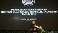 Menlu Retno L.P. Marsudi menyampaikan Pernyataan Pers Tahunan Menteri Luar Negeri, di gedung kementrian luar negeri, Jakarta, Kamis (7/1/2016). 