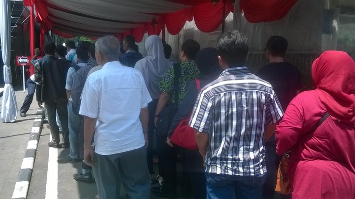 Ratusan Massa Datangi MK untuk Kawal Sidang Pilkada