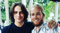 Dylan bersama Mustafa, vokalis band Debu. (Instagram/dylancarr8)