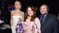 Berfoto bersama Kate Hudson dan Jack Black, Melissa McCarthy pamer dua penghargaan yakni, Favorite Comedic TV Actress dan Favorite Comedic Movie Actress. Frazer Harrison/Getty Images/detikFoto.