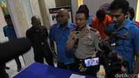 Ia seakan tak mau menghadap ke arah kamera.
