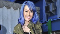 Rasti kini berambut biru keunguan. Pool/Noel/detikFoto.