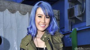 Ganti Lagi, Rambut Ardina Rasti Kini Biru! Love It or Leave It?