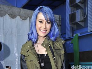 Ganti Lagi, Rambut Ardina Rasti Kini Biru! Love It or Leave It?