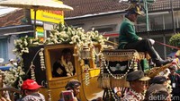 Saat kirab ageng, KGPAA Paku Alam X menaiki kereta pusaka Kadipaten Pakualaman yakni Kiai Manik Koemolo, kamis (07/01/2016).
