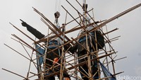 Bambu-bambu juga sudah menutupi seluruh badan patung. Pool/Lamhot Aritonang/detikFoto.