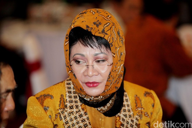 Dua tahun setelahnya, yaitu tahun 2016 mbak Tutut kembali tampil dengan gaya hijab serupa. Kali ini ia tampil dengan hijab bermotif batik.  Foto: Ari Saputra