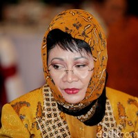 Dua tahun setelahnya, yaitu tahun 2016 mbak Tutut kembali tampil dengan gaya hijab serupa. Kali ini ia tampil dengan hijab bermotif batik.  Foto: Ari Saputra