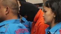 Kepalanya tertunduk lesu.