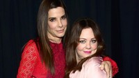 Bermain bersama di film komedi The Heat, Sandra Bullock dan Melissa McCarthy saling berpelukan. Frazer Harrison/Getty Images/detikFoto.