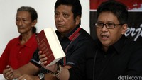 Ketua Bidang kerakyatatan PDI P Mindo Sianipar, Sekjen PDI Perjuangan Hasto Kristianto, Tokoh Penggerak Petani Winarno saat memberikan keterangan pers, Kamis (7/1/2015).
