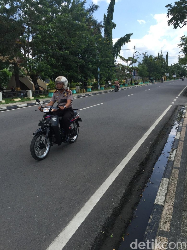 Kapolres Sederhana Dari Riau Jalan Kaki Dan Naik Motor Tua Ke Kantor