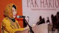 Mba Tutut juga menjadi salah satu ikon hijab sejak dulu. Uniknya, ia tak pernah mengubah gaya jilbabnya dari dulu hingga sekarang. Ari Saputra/detikcom.