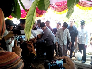 Jenazah Ibunda Pramono Anung Dimakamkan di Yogya, Ganjar dan Pratikno Melayat