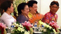 Presiden Republik Indonesia ke-5, Megawati Soekarnoputri hadir dalam penobatan KGPAA Paku Alam X. 