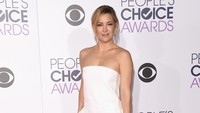 Kate Hudson memilih jumpsuit putih dipadu clutch dari Jimmy Choo dan perhiasan dari Jorge Adeler. Jason Merritt/Getty Images/detikFoto.