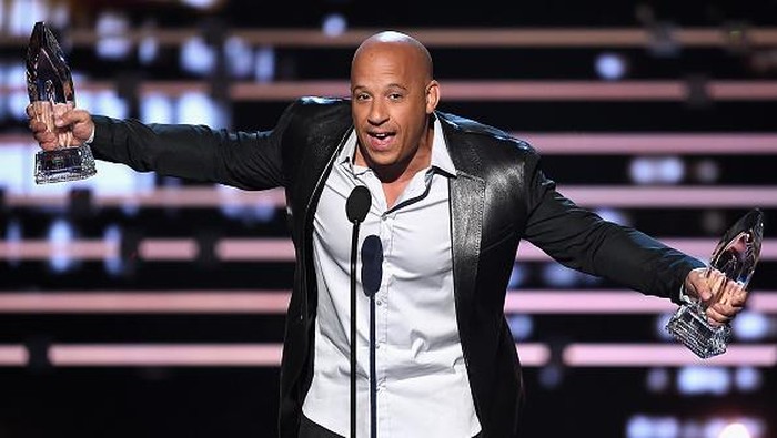 LOS ANGELES, CA - JANUARY 06:  Actor Vin Diesel accepts the Favorite Movie and Favorite Action Movie awards for Furious 7 onstage during the Peoples Choice Awards 2016 at Microsoft Theater on January 6, 2016 in Los Angeles, California.  (Photo by Kevin Winter/Getty Images)