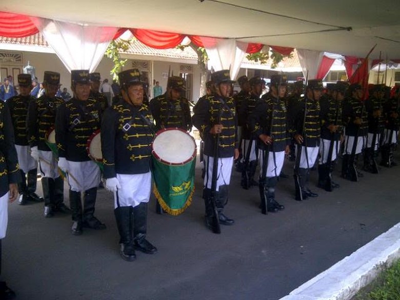 Gendhing Monggang Iringi Penobatan KGPAA Paku Alam X Gendhing Monggang Iringi Penobatan KGPAA Paku Alam X