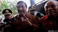 Luhut tampak turun dari mobil Lexus B 1962 RFS.